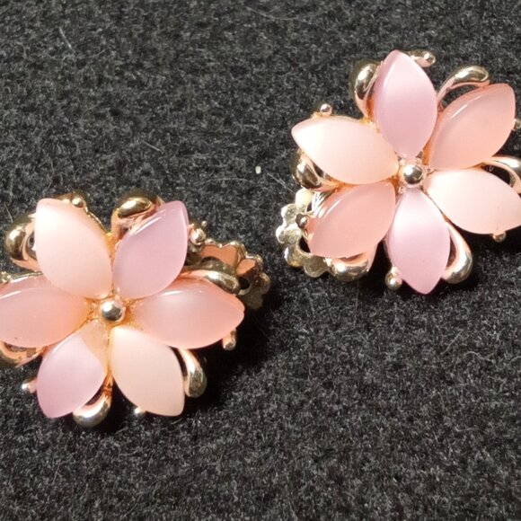 Jewelry - Vintage Peach Flower Clip-on Earrings